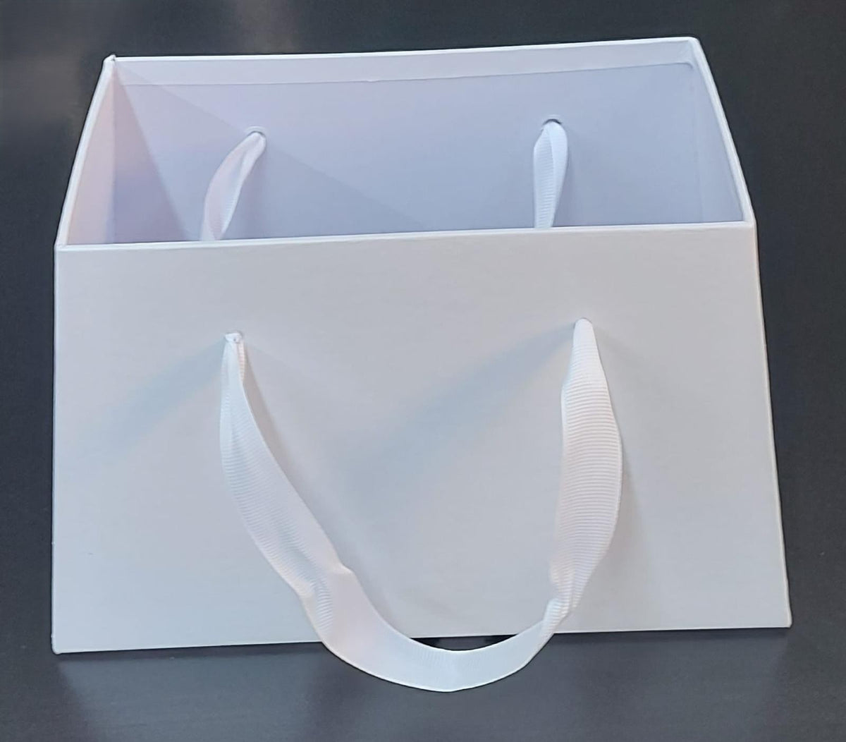 Cutie din carton albă, dreptunghiulară 20×16cm, cu mânere din panglică – pentru flori și cadouri