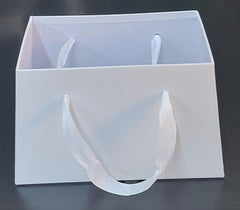 Cutie din carton albă, dreptunghiulară 20×16cm, cu mânere din panglică – pentru flori și cadouri