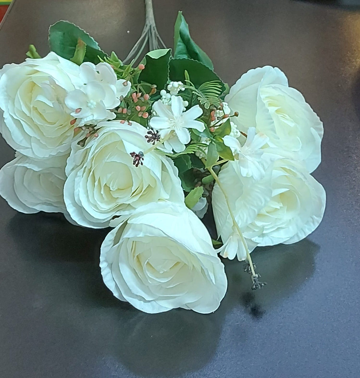 Buchet 6 trandafiri alb ivoire artificiali – 49cm, tije sârmă, material textil
