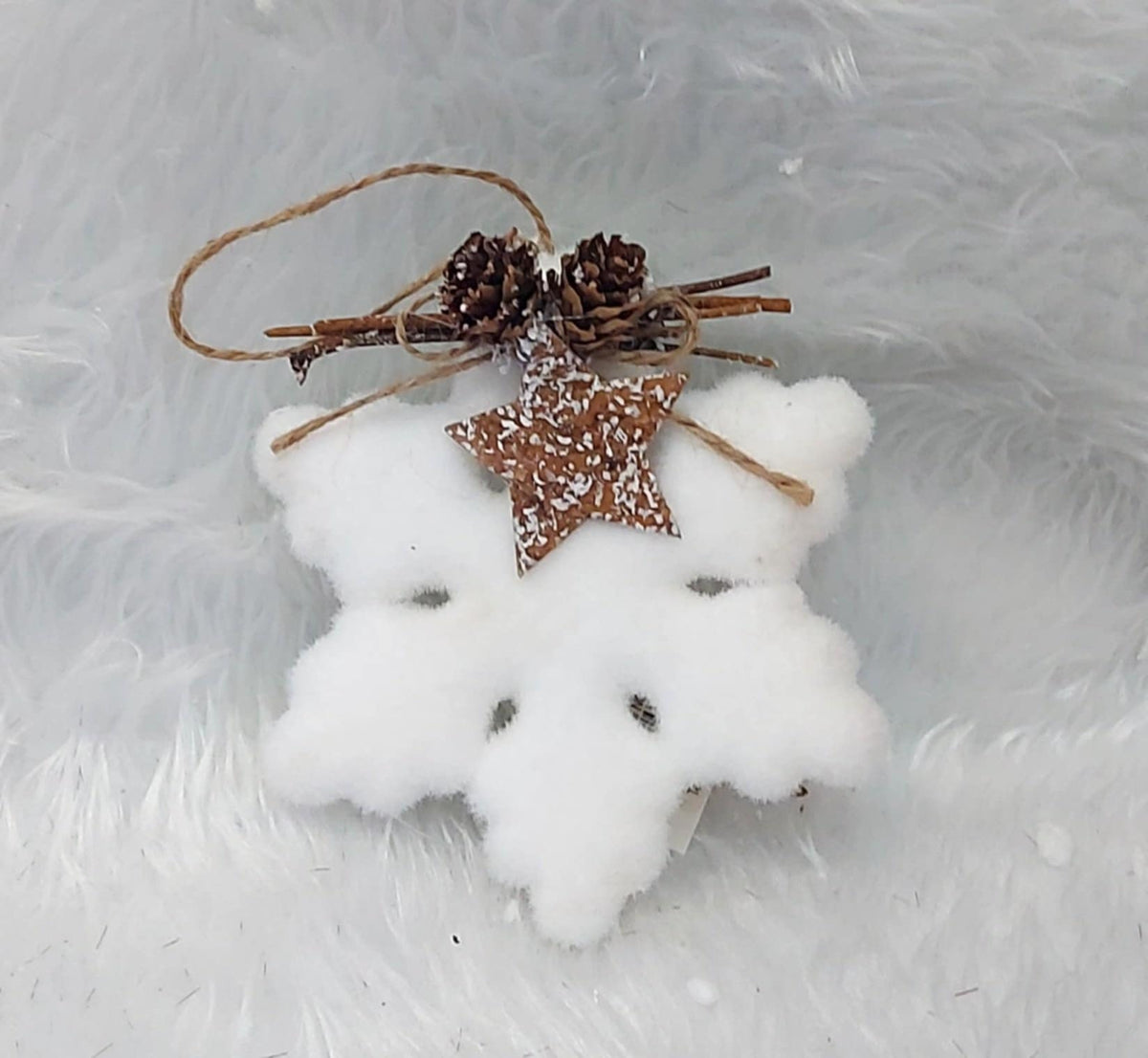 Ornament Crăciun fulg pufos alb cu stea și conuri naturale - 13cm