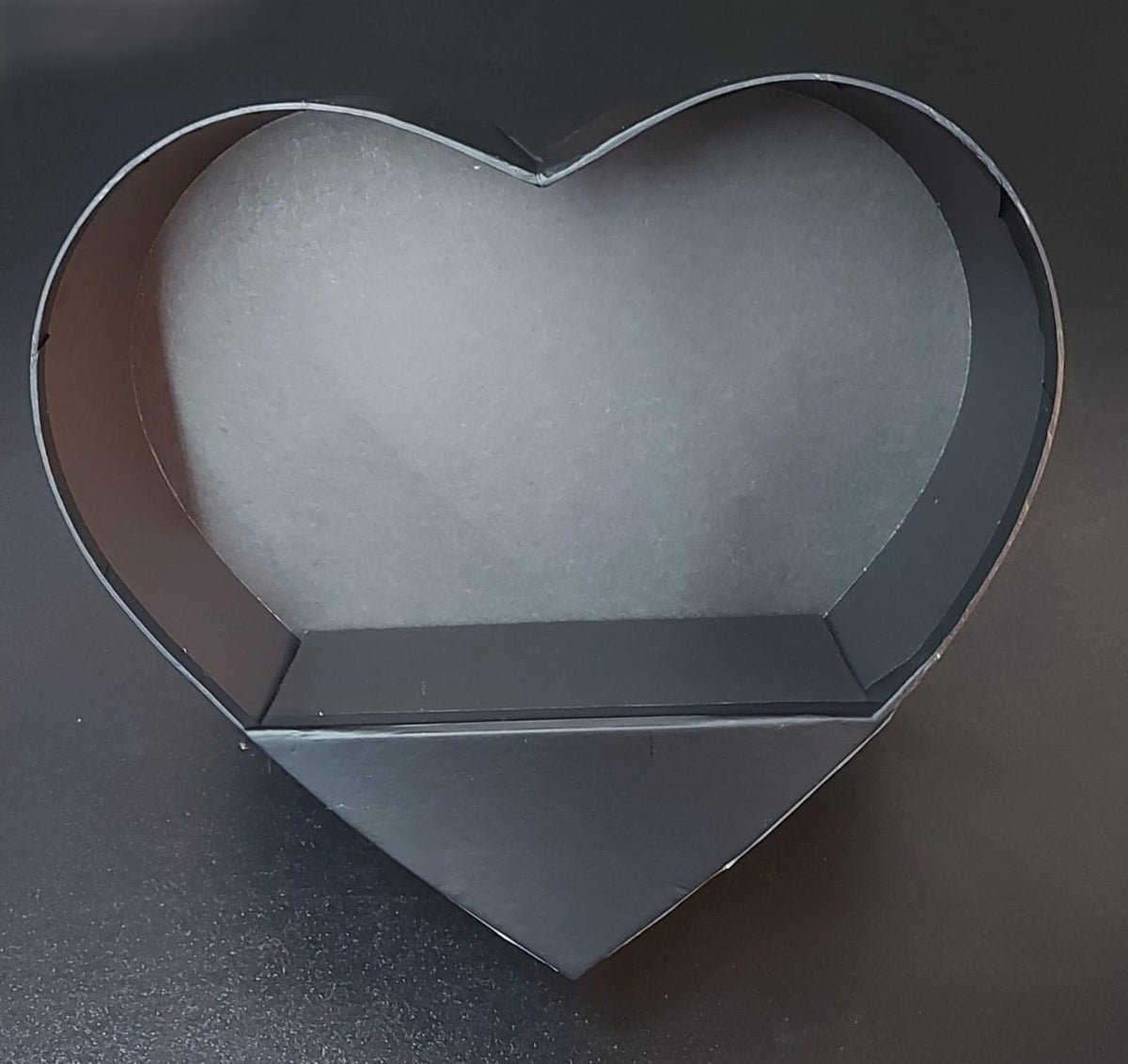 Cutie din carton neagră, în formă de inimă 20×24cm – pentru flori și cadouri elegante