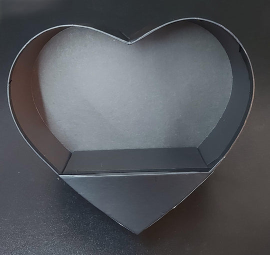 Cutie din carton neagră, în formă de inimă 20×24cm – pentru flori și cadouri elegante