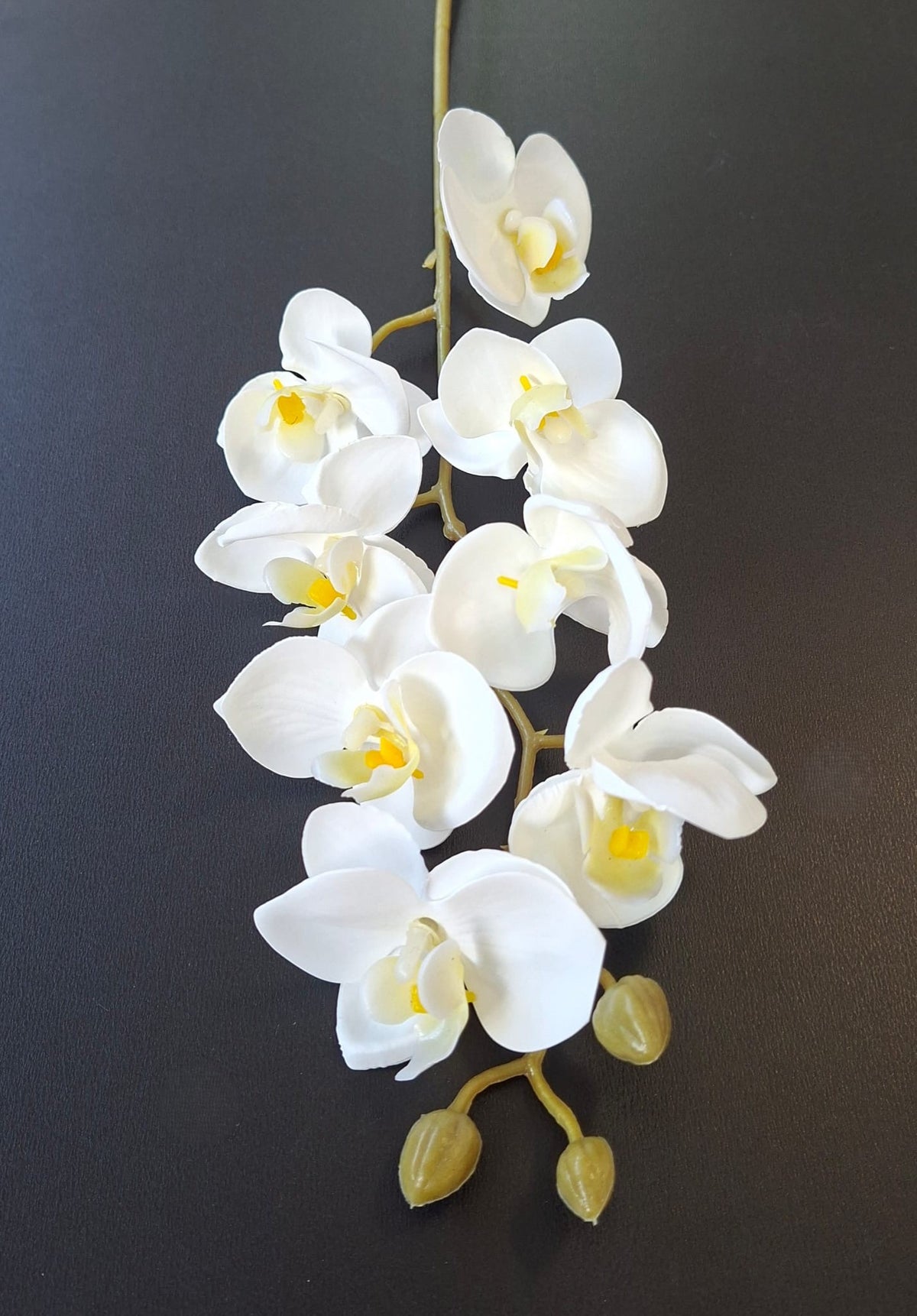 Orhidee artificială mini Phalaenopsis 80cm alb pur cu centru galben