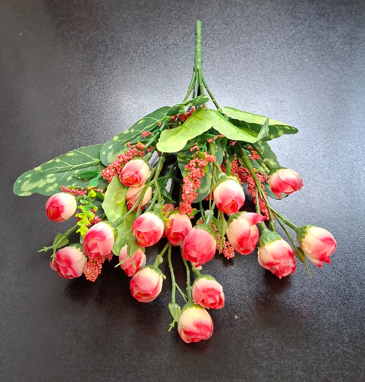 Buchet Bogat cu Boboci de Trandafiri Roz-Crem și Accente Roz – Flori Artificiale Decorative