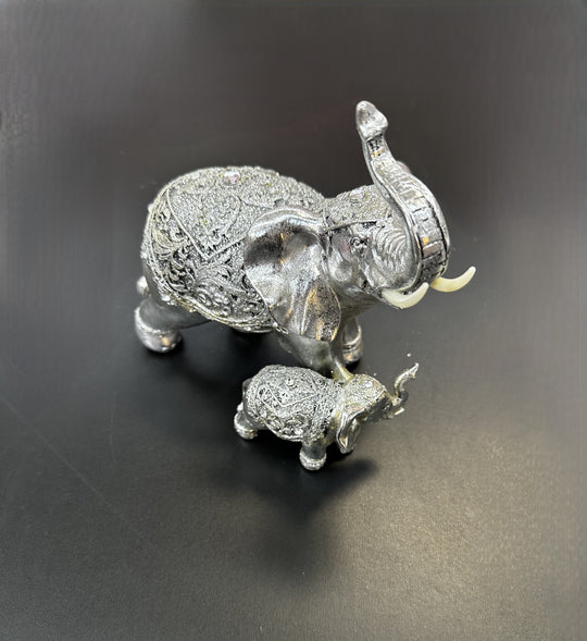 Elefanți Decorativi Rasina – 18cm Argintiu cu Detalii Orientale