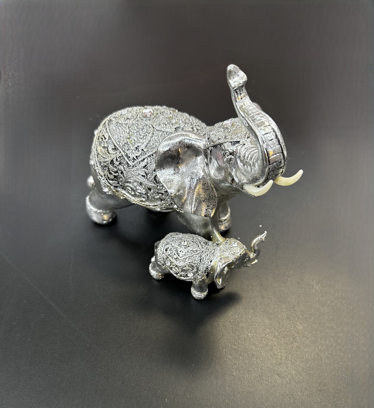 Elefanți Decorativi Rasina – 18cm Argintiu cu Detalii Orientale