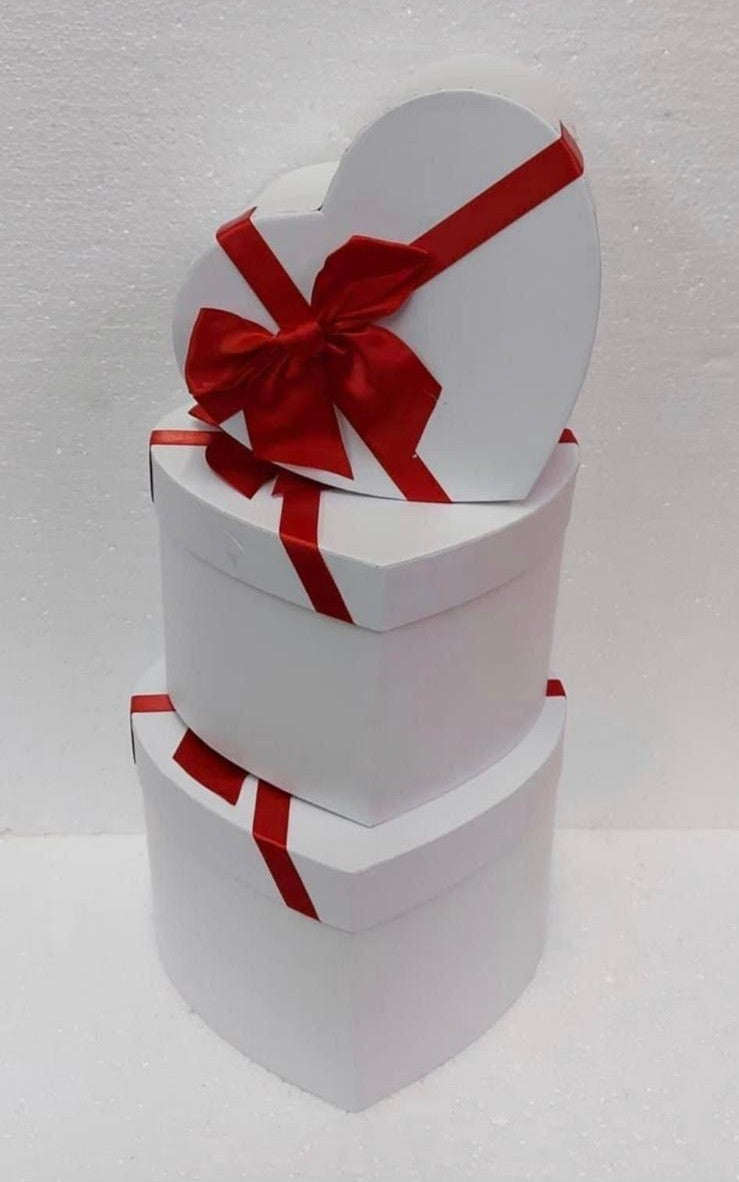 Cutii din carton albe, în formă de inimă 3/set, cu capac și fundă roșie – pentru flori și cadouri elegante