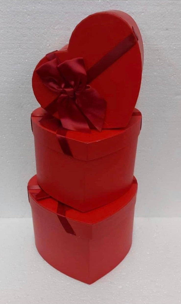 Cutii din carton rosii, în formă de inimă 3/set, cu capac și fundă roșie – pentru flori și cadouri elegante