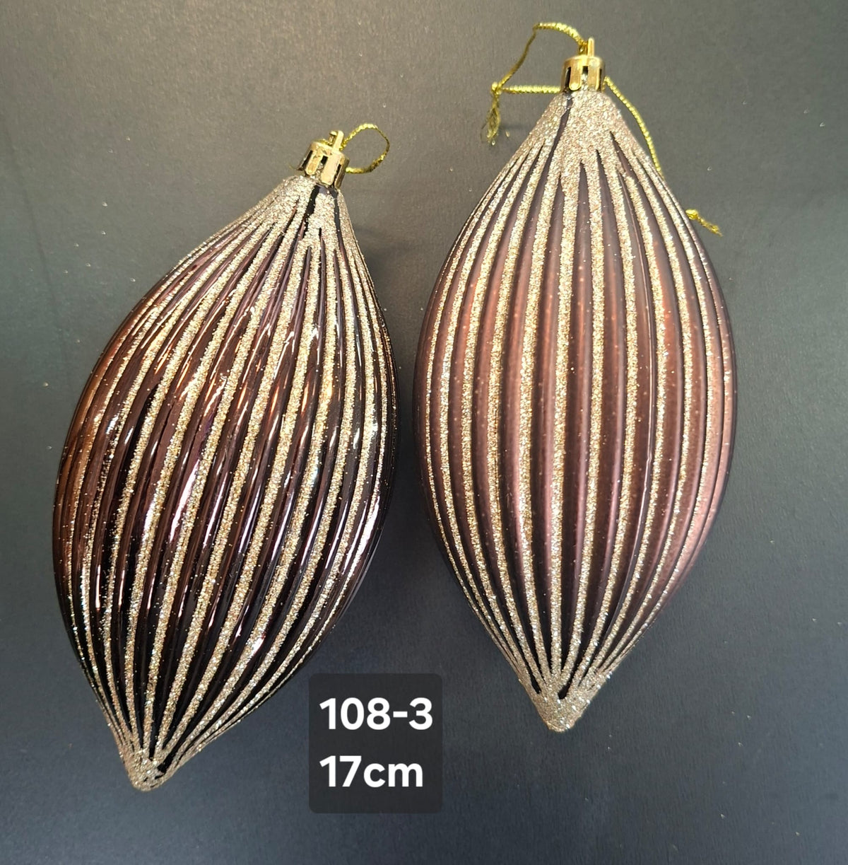 Set 2 Globuri Crăciun Decorative Maro Inchis Alungite cu Sclipici - 17cm