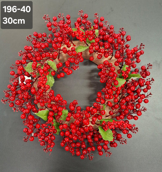 Coroniță Crăciun roșie cu bobițe decorative și frunze verzi, 30cm