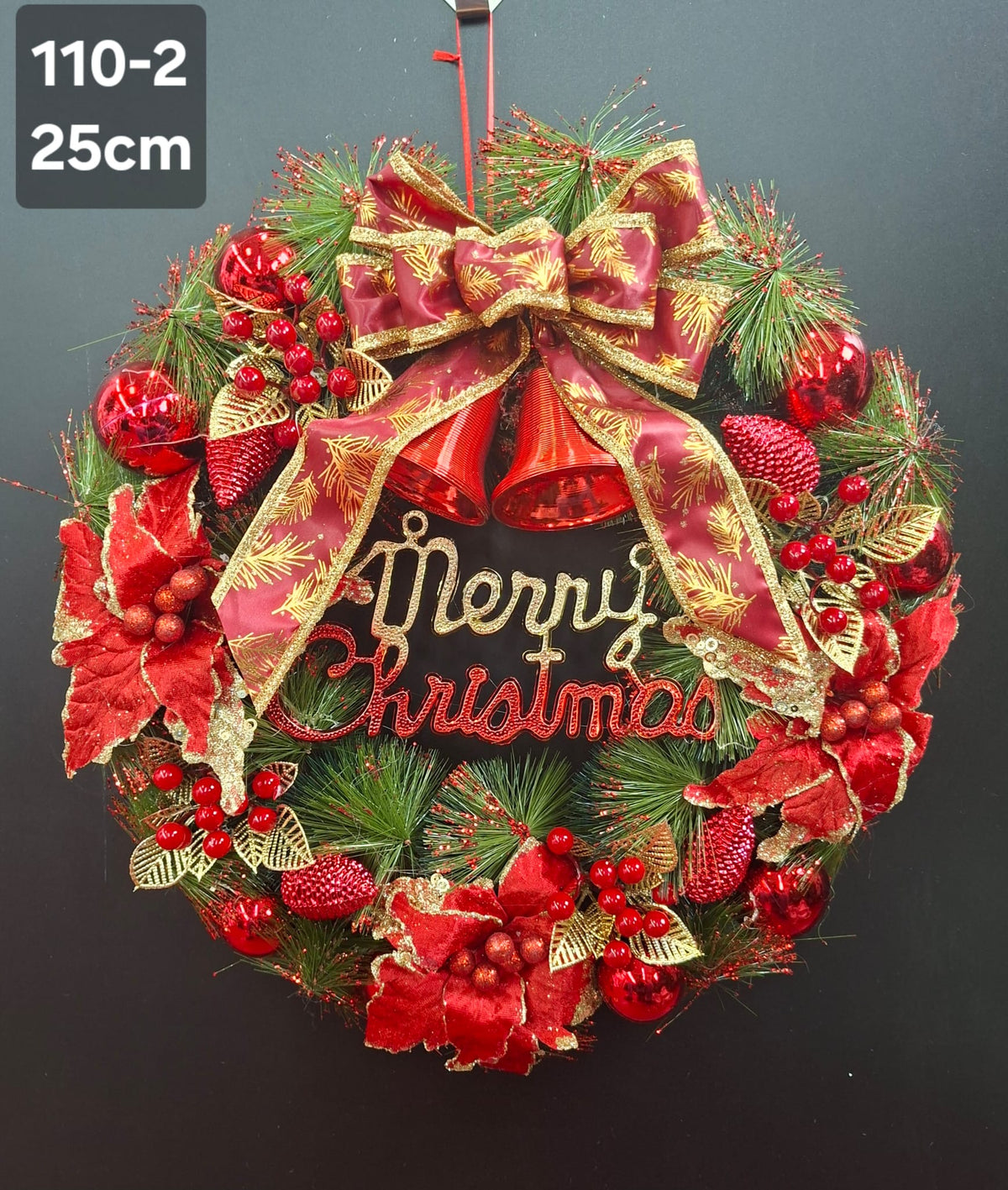 Coroniță Crăciun roșie cu fundă, clopoței și mesaj „Merry Christmas”, 25cm