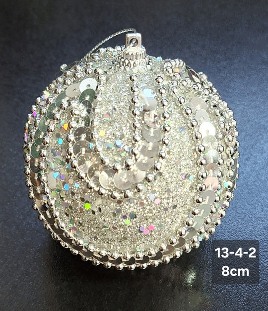 Glob de Crăciun Argintiu cu Paiete Irizate și Mărgele Decorative - 8cm
