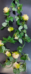 Ghirlandă florală din material textil cu 9 trandafiri crem