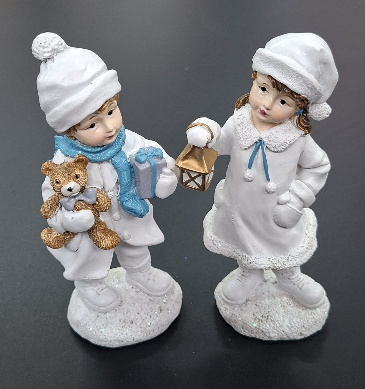 Set 2 figurine copii de iarnă albe, decor ceramic Crăciun - 15cm