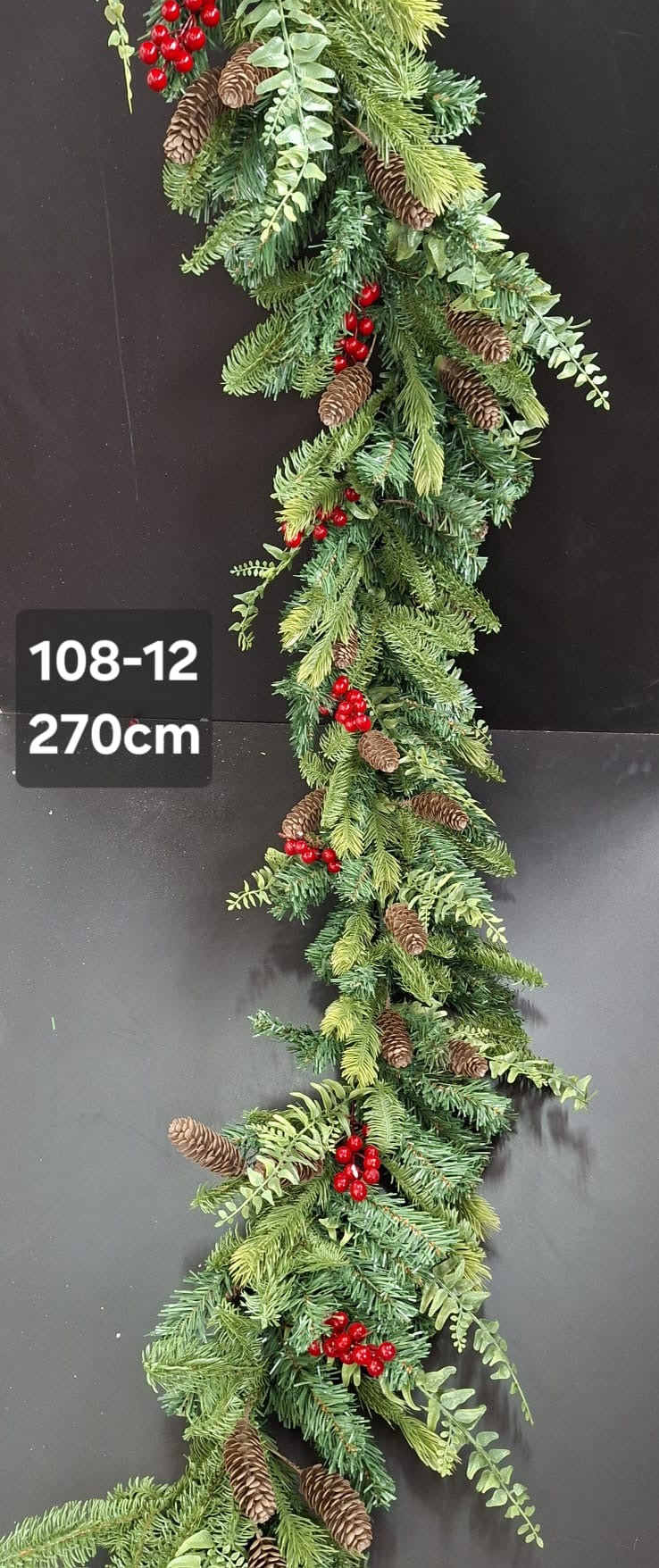 Ghirlandă Crăciun cu conuri și bobițe – 270cm
