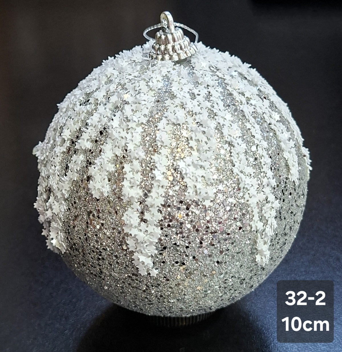 Glob de Crăciun Argintiu cu Sclipici și Steluțe Albe Decorative - 10cm