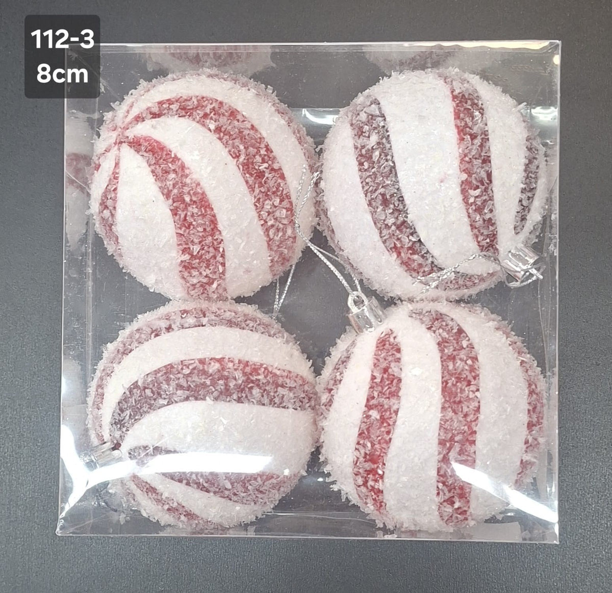 Set 4 Globuri de Crăciun Roșii cu Dungi Albe Spiralate și Efect de Zăpadă - 8cm
