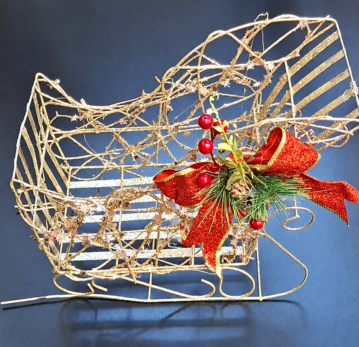 Sanie Decorativă de Crăciun Aurie cu Fundă Roșie, Crenguțe de Brad și Fructe Decorative - 33cm