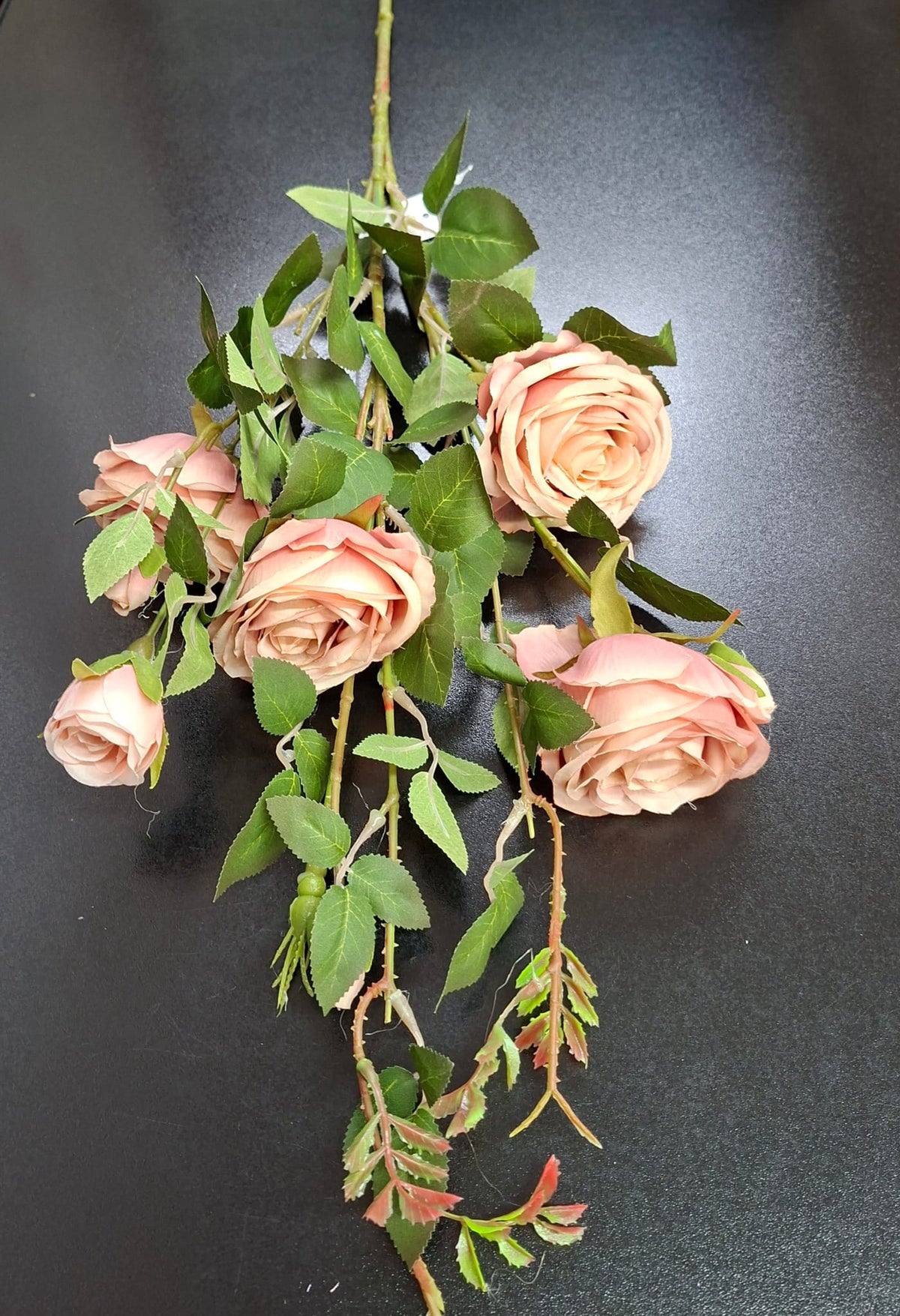 Fir trandafiri roz pal artificiali – 90 cm, 5 flori textile cu frunze
