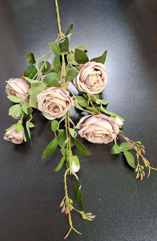 Fir trandafiri bej pudrat artificiali – 90 cm, 5 flori textile cu frunze