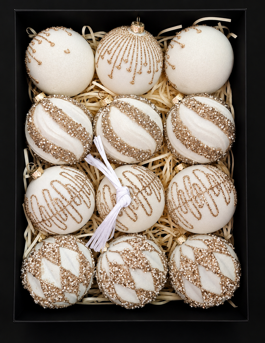 Set 12 Globuri de Crăciun Crem cu Sclipici Auriu – Ornamente Elegante pentru Brad - 8cm