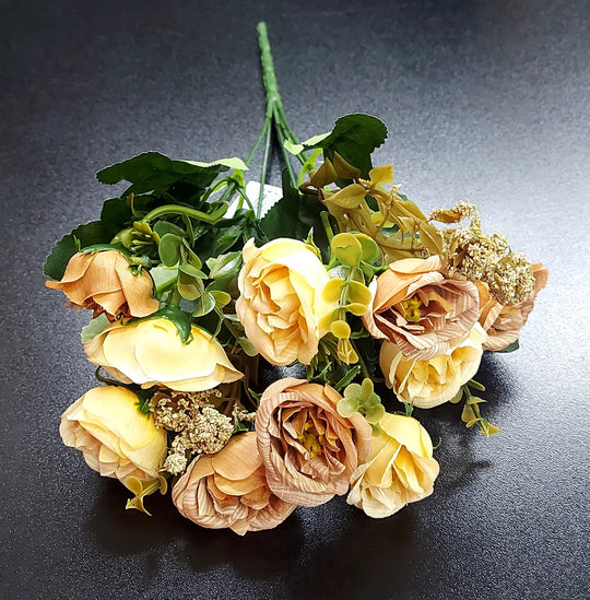 Buchet flori artificiale ranunculus galben și caramel cu flori uscate – 28cm, aspect natural