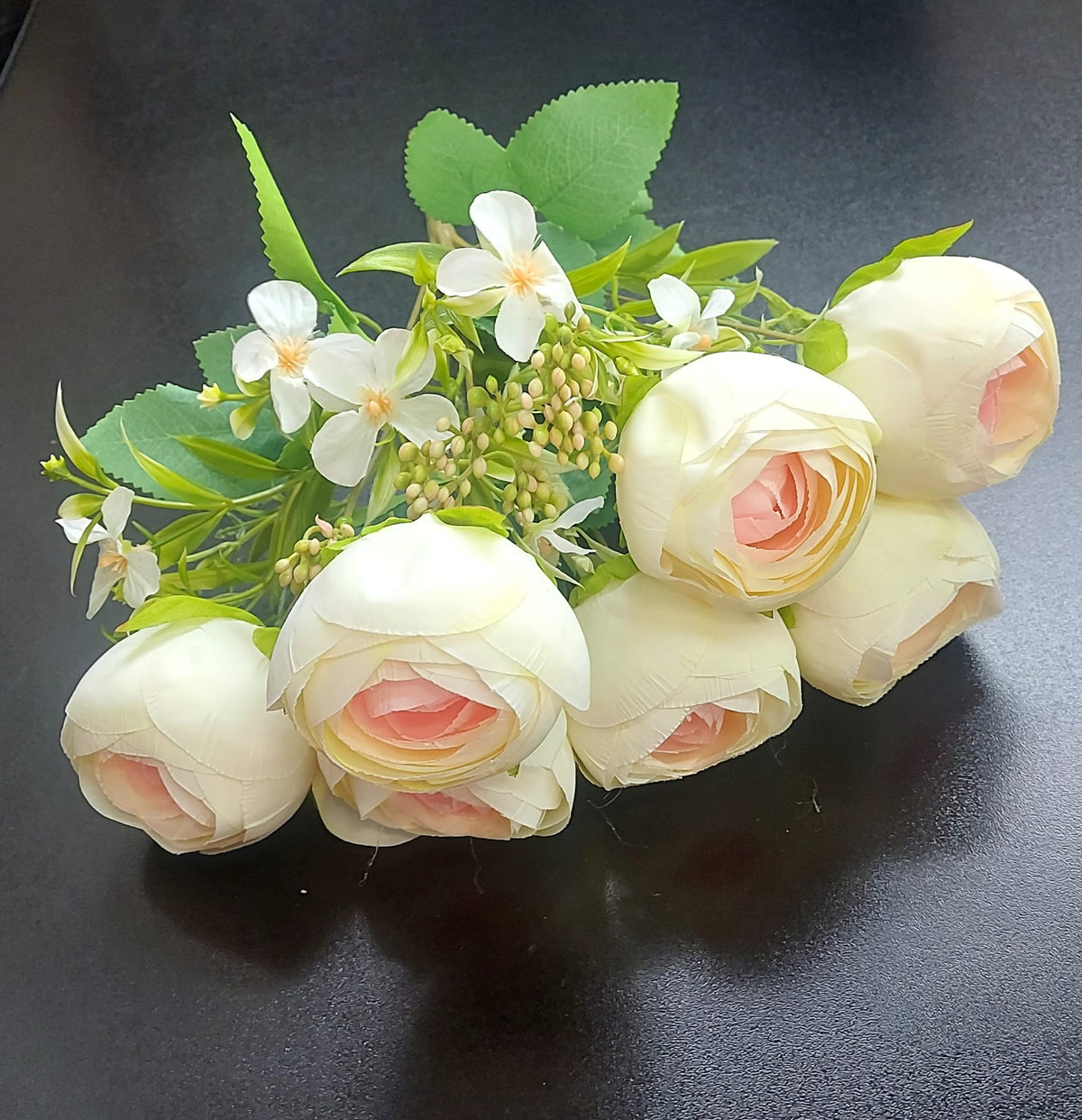 Buchet bujori artificiali crem cu roz somon cu flori albe – 40cm, 9 capete