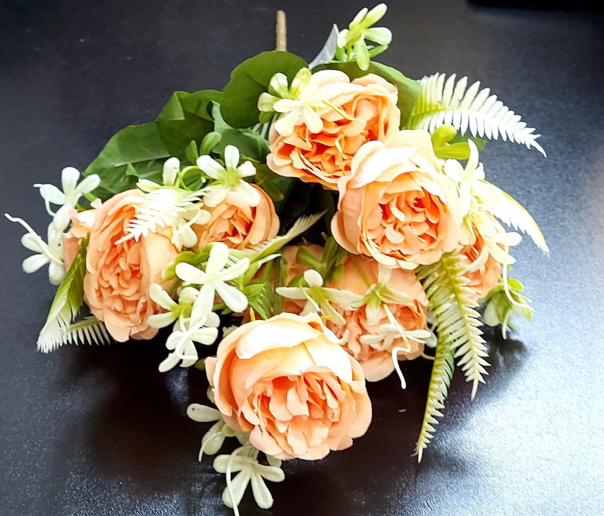 Buchet bujori artificiali piersică – 40cm, 9 bujori mici, accente albe și frunze decorative
