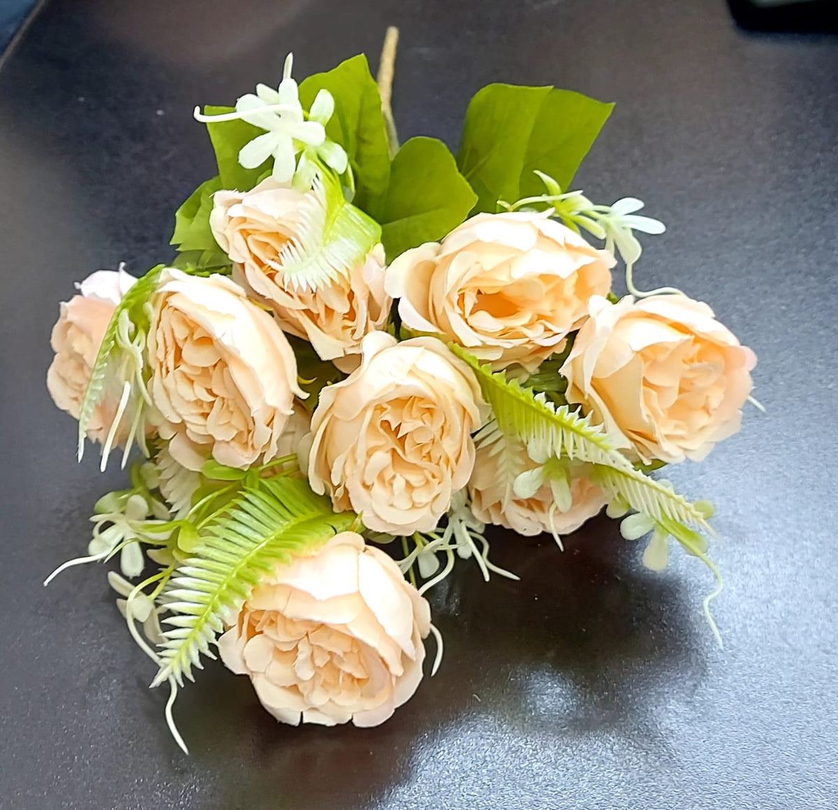 Buchet bujori artificiali crem-piersica – 40cm, 9 bujori mici, accente albe și frunze decorative