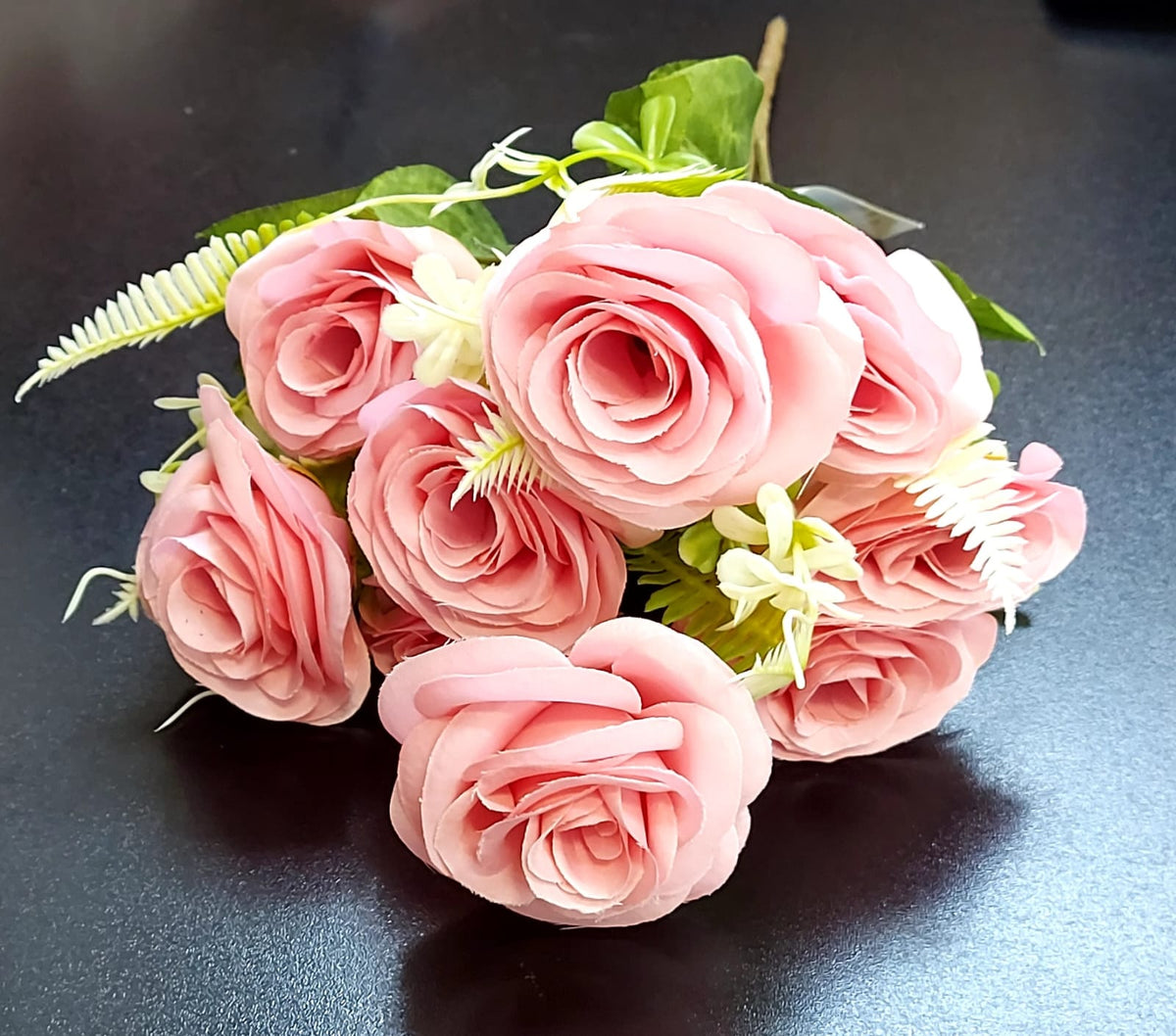 Buchet trandafiri artificiali roz – 38cm, 9 flori, decor elegant cu frunze și accente albe