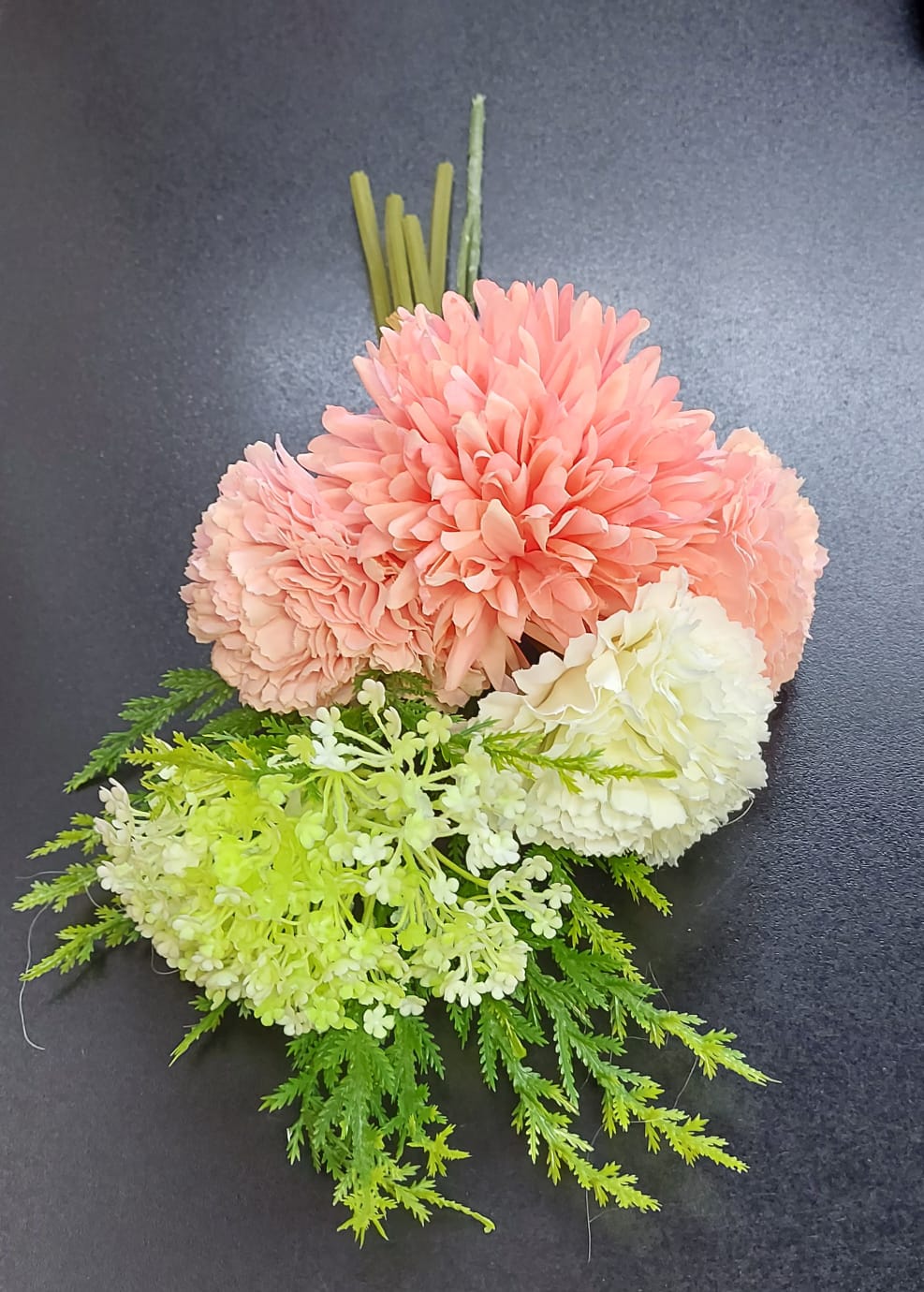 Buchet flori artificiale crizanteme piersică-crem cu verdeață – 35cm