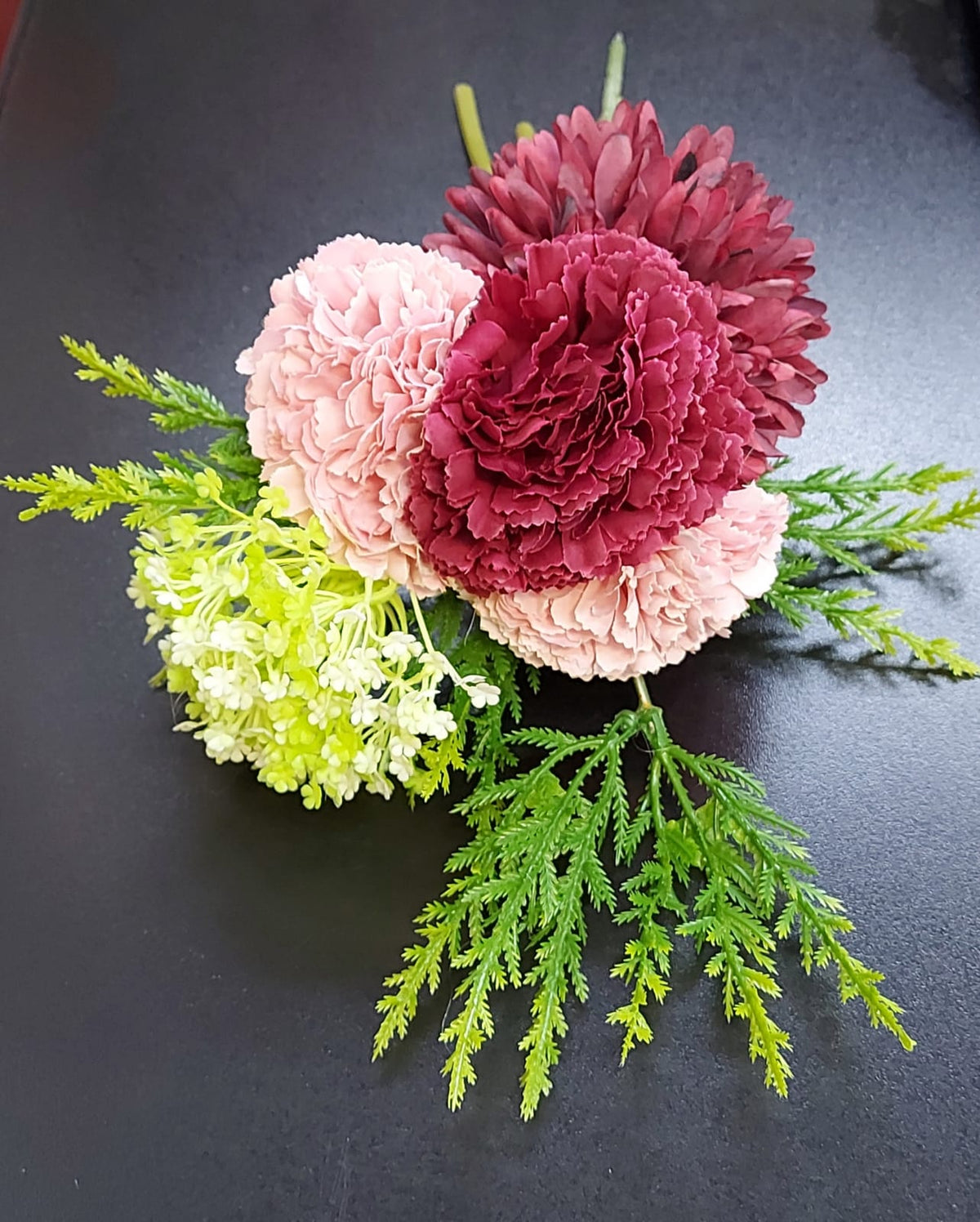 Buchet flori artificiale crizanteme bordo cu verdeață – 32cm