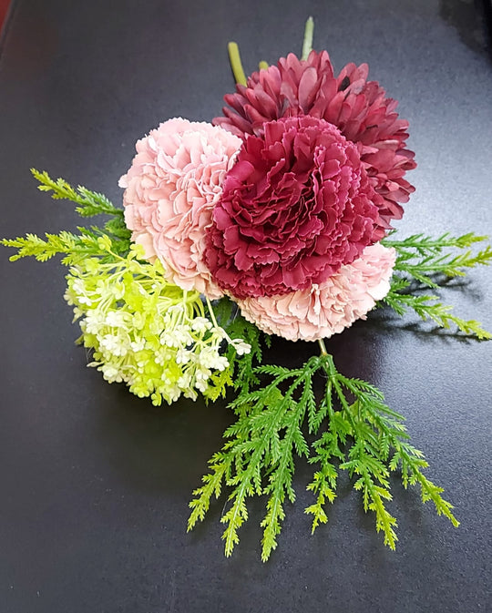 Buchet flori artificiale crizanteme bordo cu verdeață – 32cm