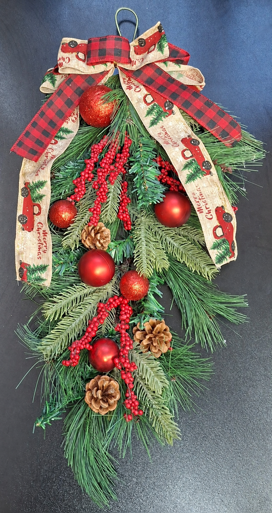 Ornament Decorativ de Crăciun pentru Ușă, cu Crenguțe de Brad, Globuri Roșii, Conuri și Fundă Festivă - 60cm