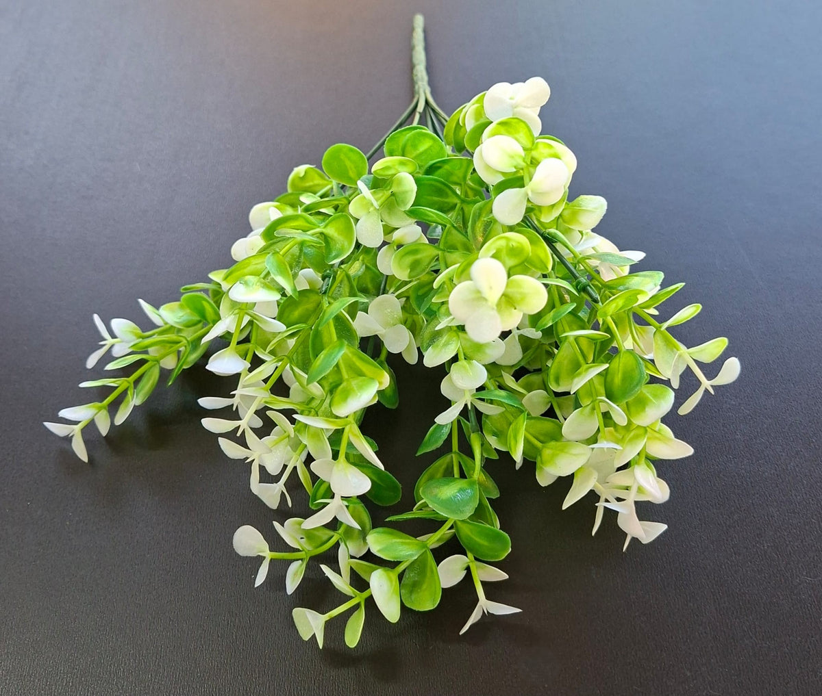 Verdeață artificială decorativă alb-verzuie cu frunze rotunjite, 33cm