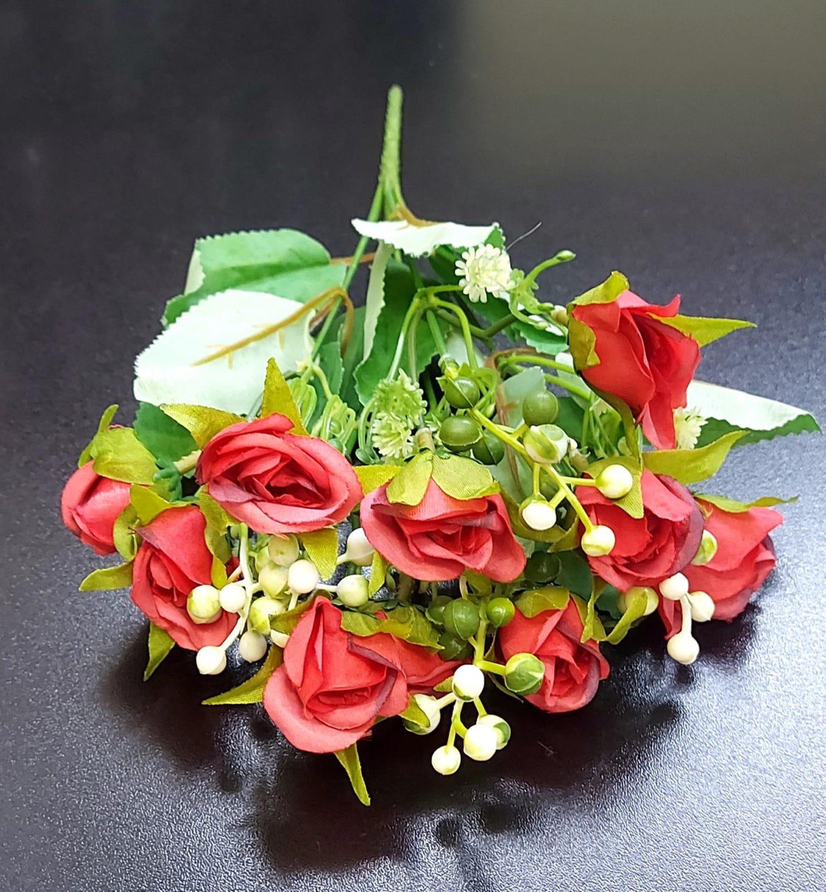 Buchet Elegant cu 9 Trandafiri Roșii și Verdeață – Flori Artificiale din Material Textil