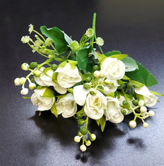 Buchet Elegant cu 9 Trandafiri Albi și Verdeață – Flori Artificiale din Material Textil