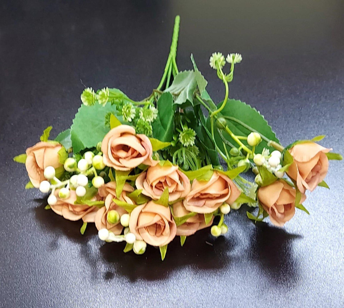 Buchet Elegant cu 9 Trandafiri Somon și Verdeață – Flori Artificiale din Material Textil