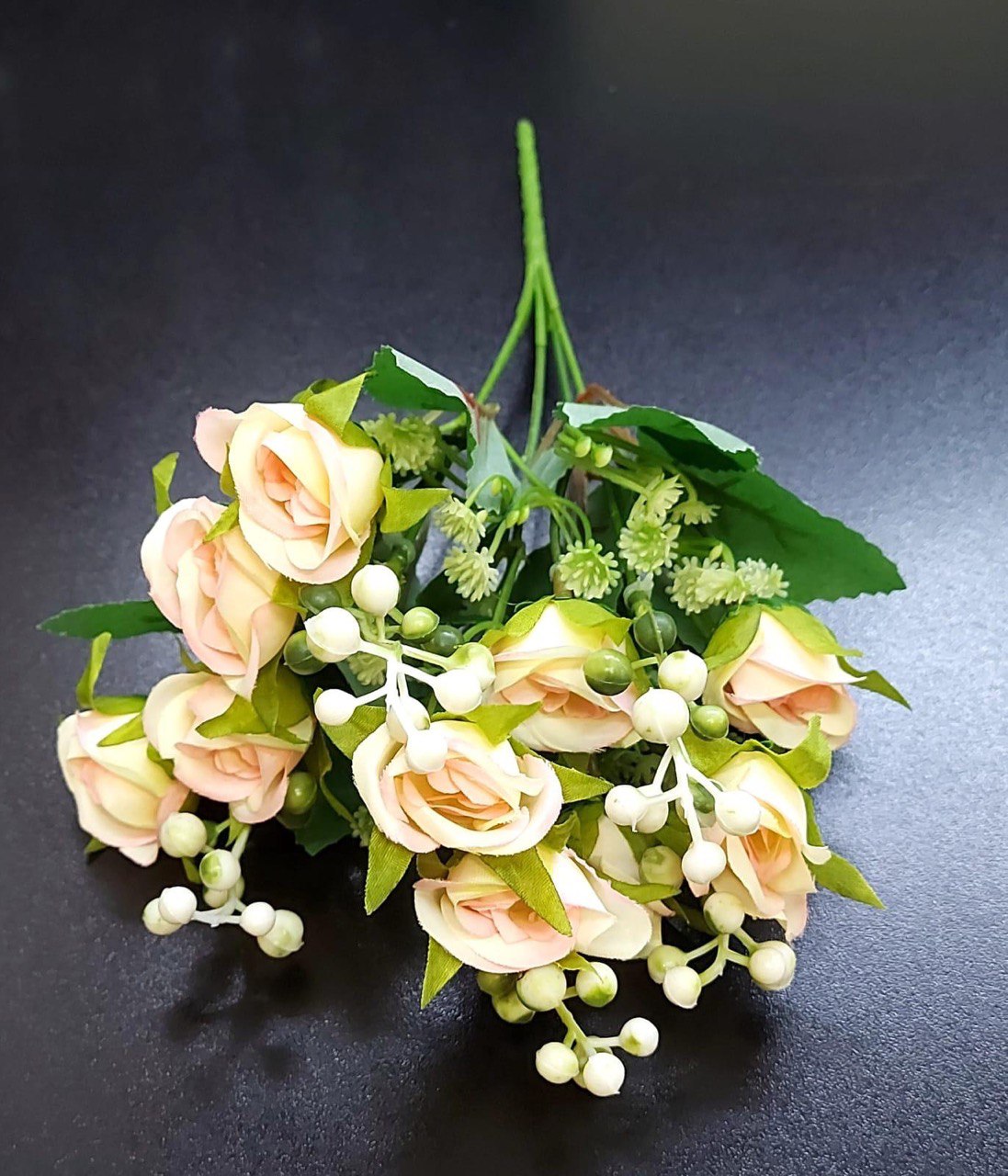 Buchet Elegant cu 9 Trandafiri Crem-Roz și Verdeață – Flori Artificiale din Material Textil