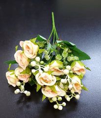 Buchet Elegant cu 9 Trandafiri Crem-Roz și Verdeață – Flori Artificiale din Material Textil
