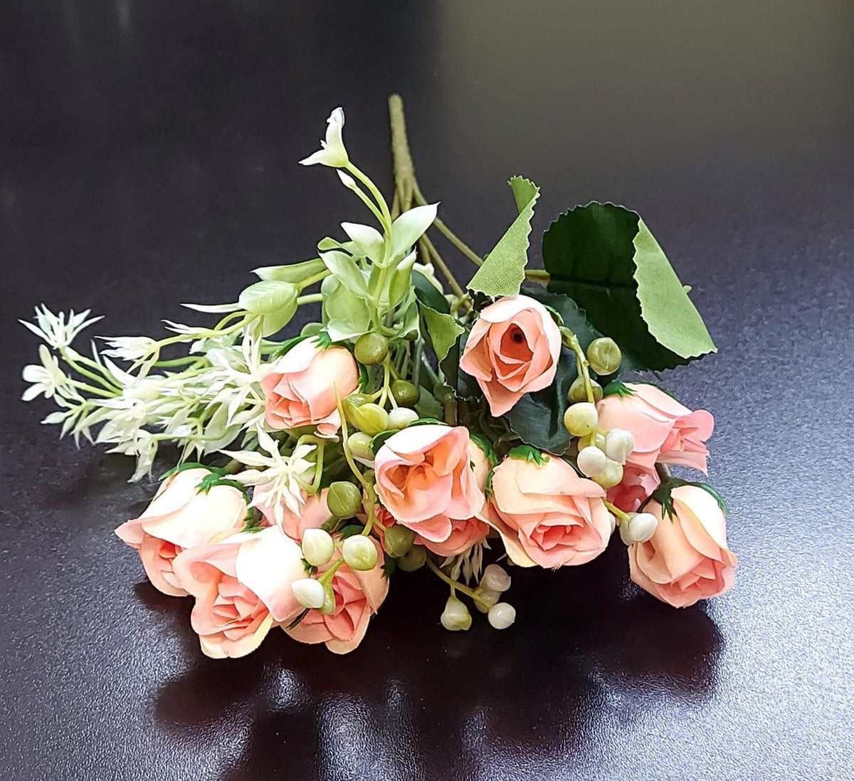 Buchet Elegant cu 9 Trandafiri Roz Piersică și Verdeață – Flori Artificiale din Material Textil