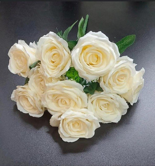 Buchet 9 trandafiri alb-crem artificiali – 45 cm, tije sârmă, material textil