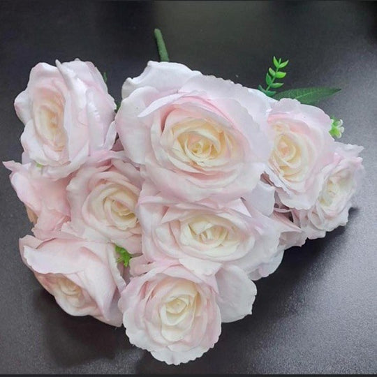 Buchet 10 trandafiri alb-ivoire cu roz pal artificiali – 45 cm, tije sârmă, material textil