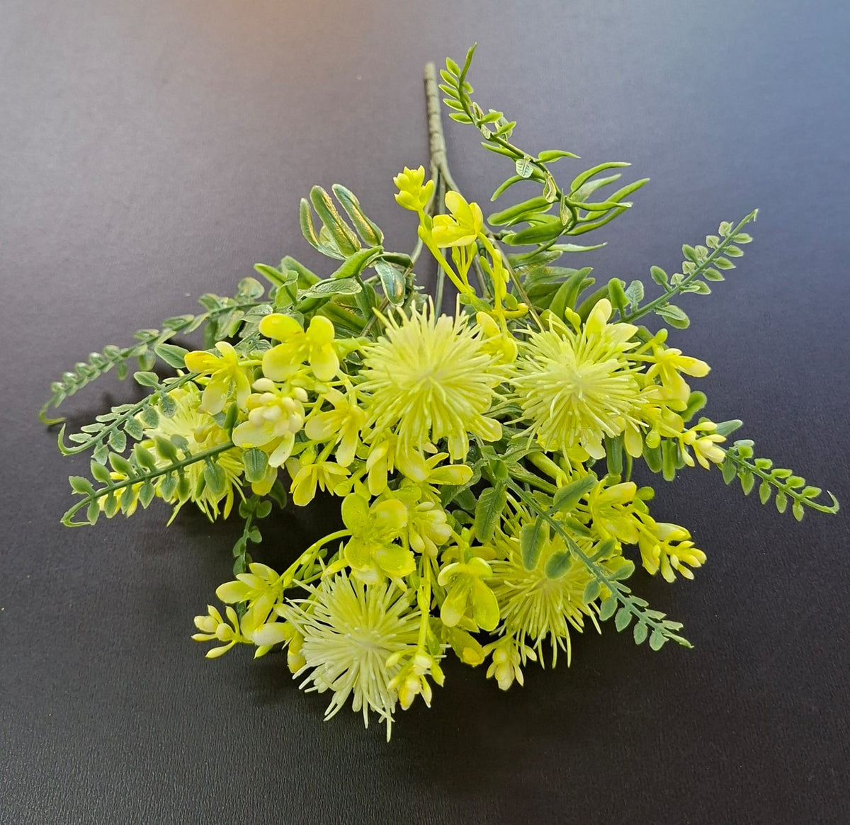 Verdeață artificială decorativă cu flori galbene verzui, 32cm – aspect natural