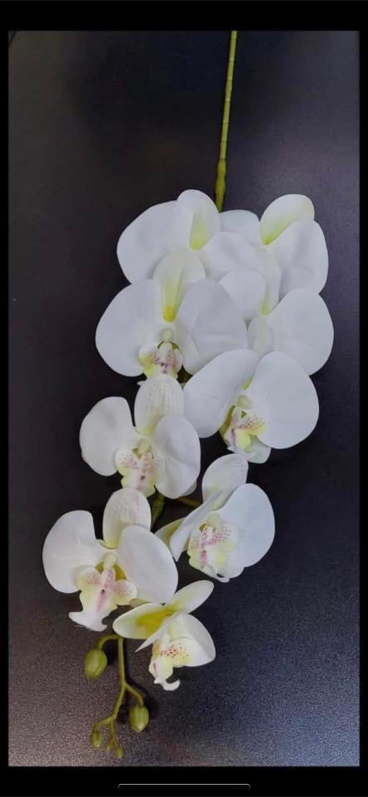 Orhidee artificială albă din silicon – 100 cm, floare decorativă realistă cu accente verzi