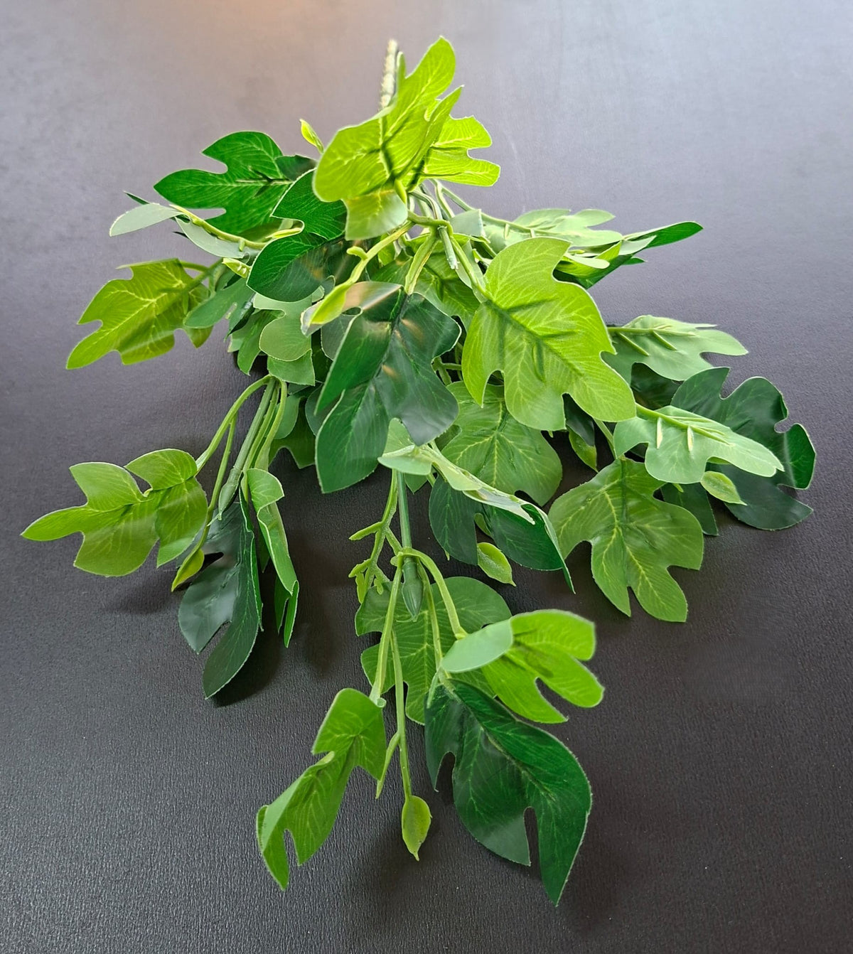 Verdeață artificială decorativă cu frunze late, 31cm – aspect natural