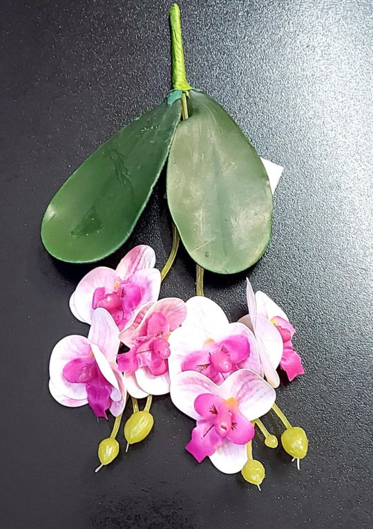 Mini Orhidee artificială albă cu nuanțe fucsia – 20cm, decorativă realistă