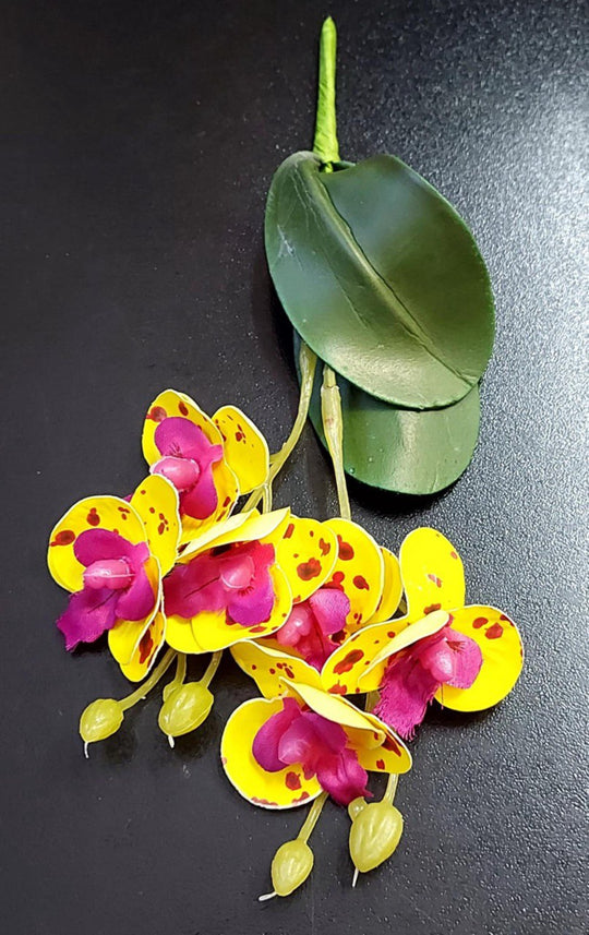 Mini Orhidee artificială galbenă cu accente mov – 20cm, decor exotic și vibrant