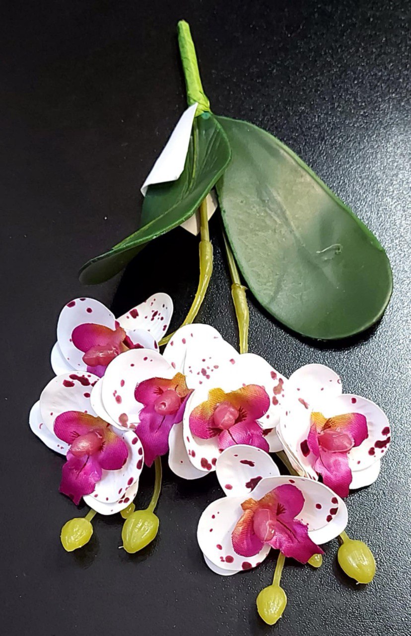 Mini Orhidee artificială albă cu accente mov și pete roșii – 20cm, decor elegant și detaliat