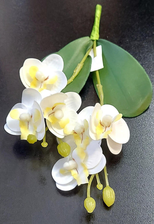 Mini Orhidee artificială albă cu accente galbene – 20cm, decorativă realistă